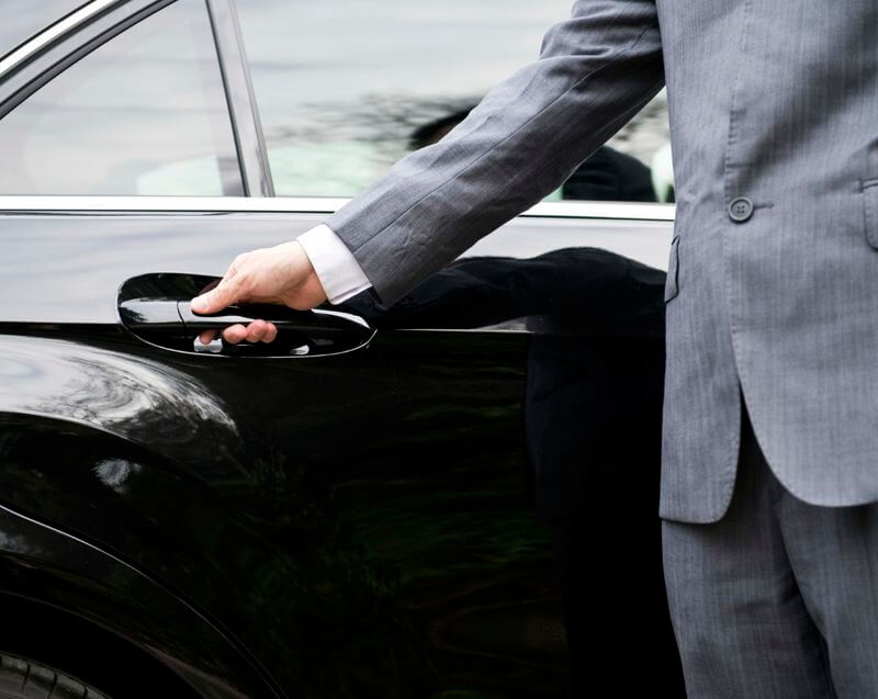 Why Should You Book an Airport Limo Service for Your Business Trip?;